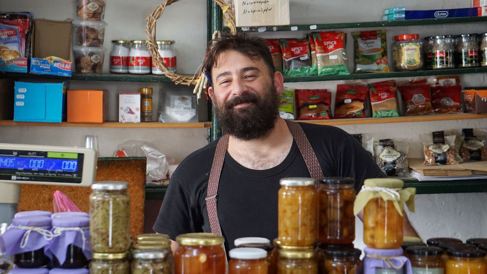 Un commerçant derrière son comptoir, à son compte