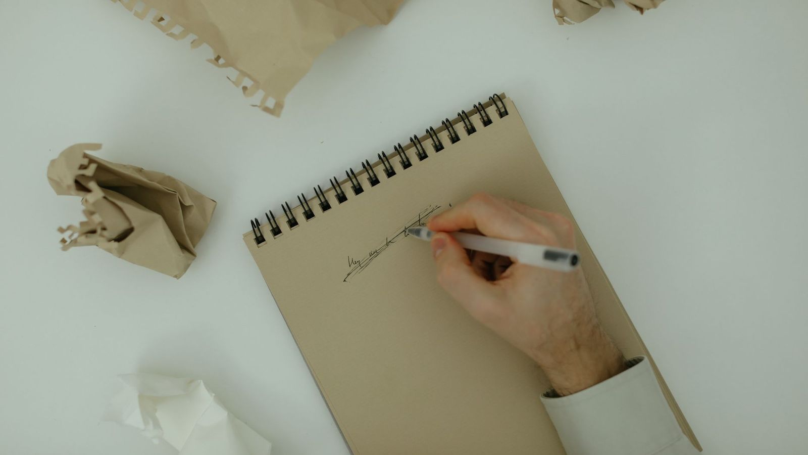 Un carnet ouvert et une main qui reprend ses notes