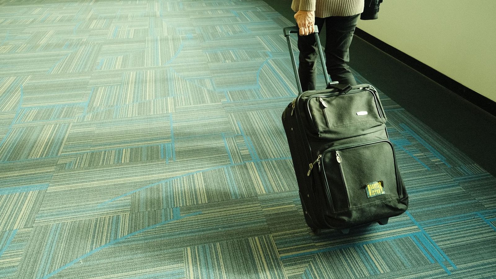Une valise posée dans un hall de départ