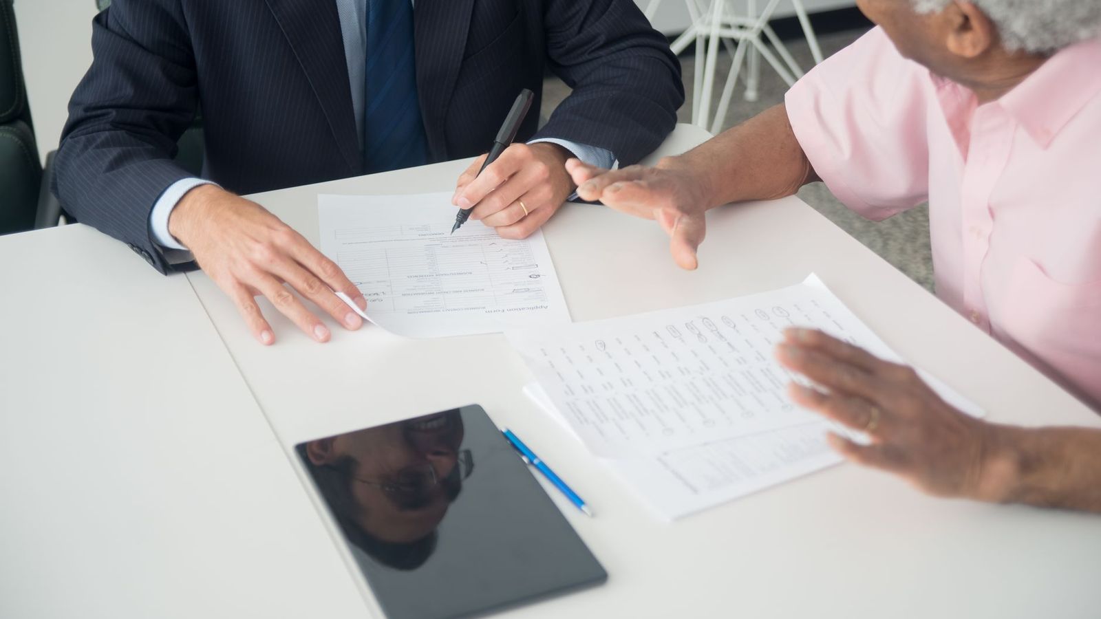 Deux personnes autour d'une table, la question de l'association