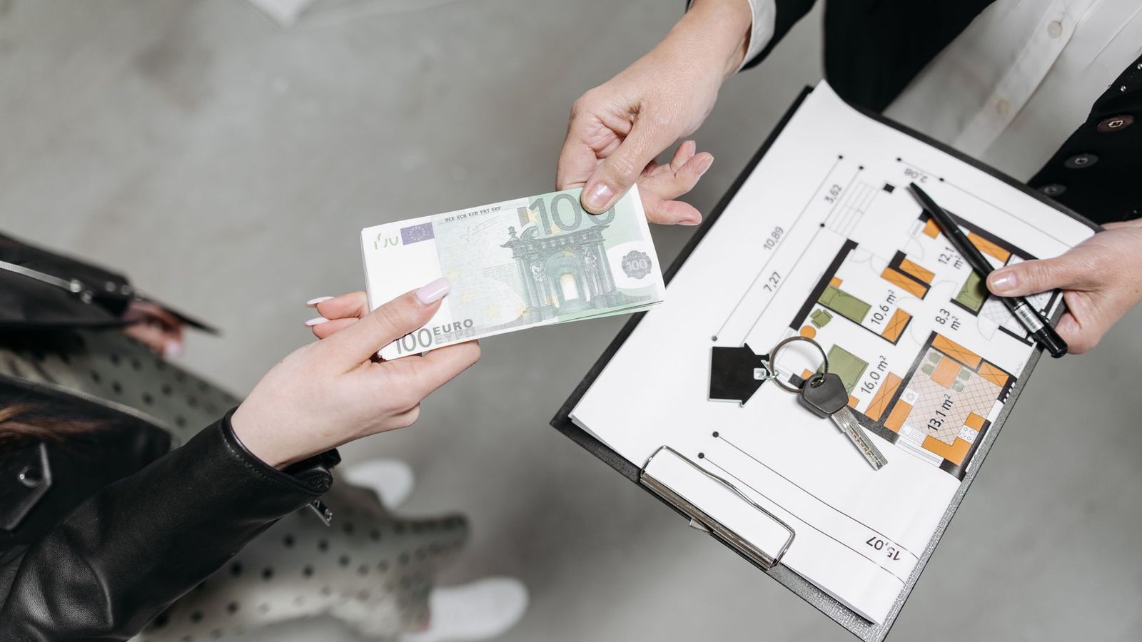 Un plan de logement et un paiement qui change de main