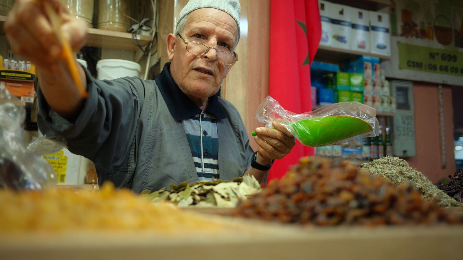 Un étal de souk marocain, forme la plus courante du commerce de proximité