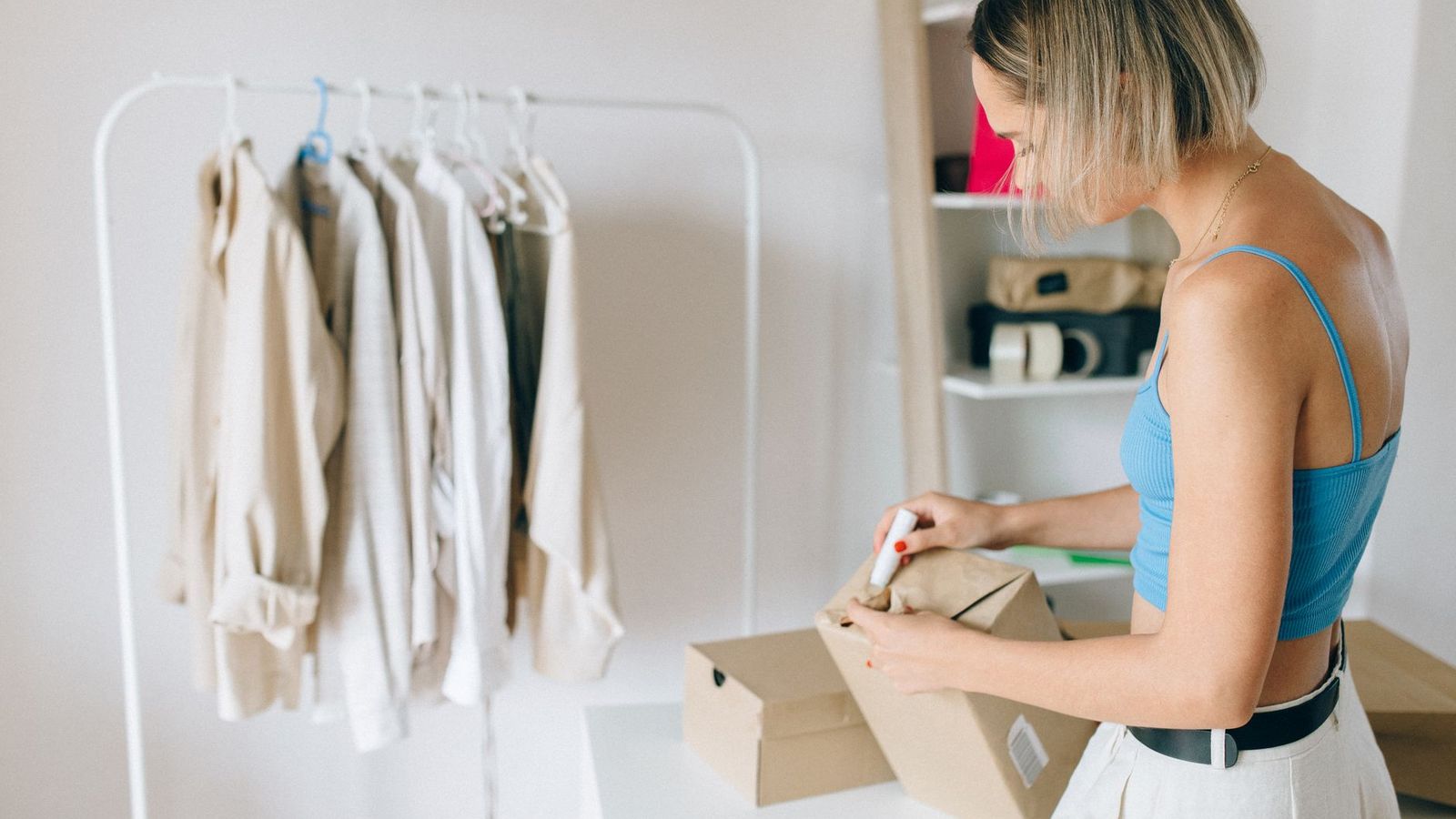 Préparation d'une commande dans un petit atelier de vente en ligne
