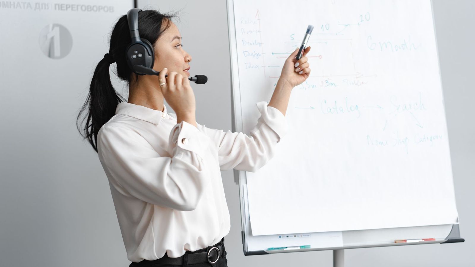 Une formatrice devant un tableau, en session