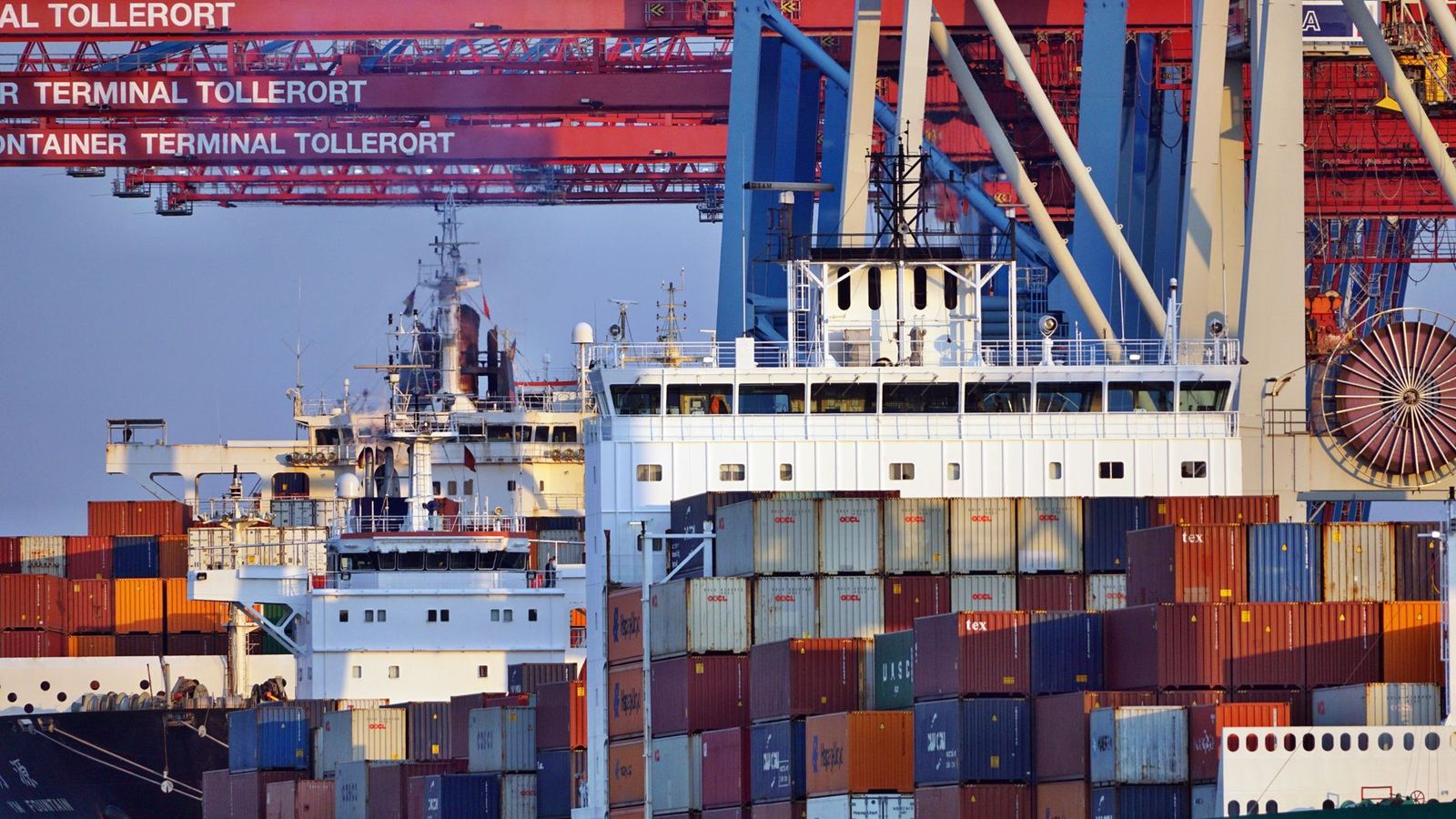 Des conteneurs sur un terminal portuaire