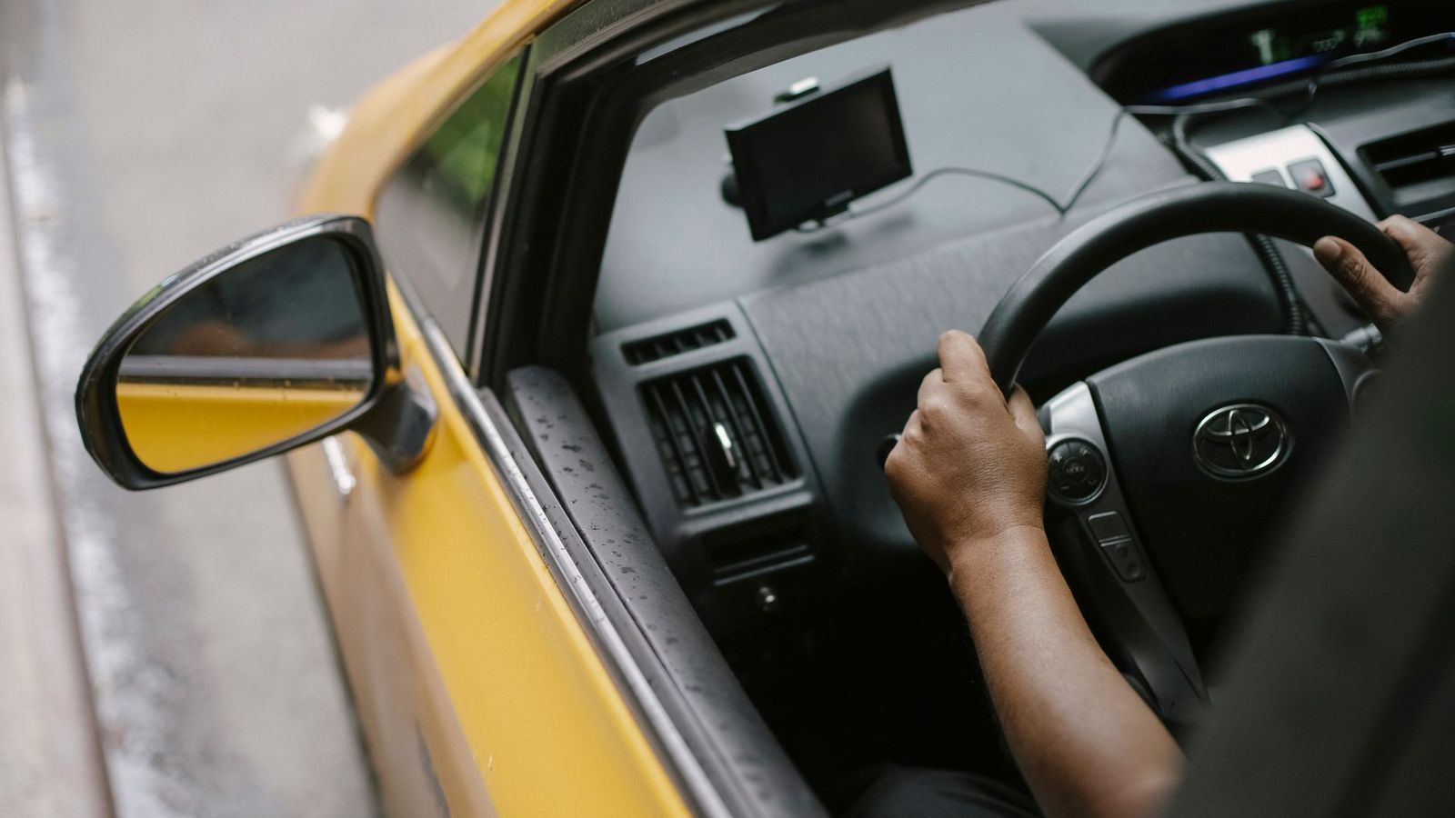 Un chauffeur au volant, activité de transport de personnes